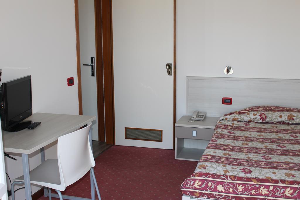 Hotel Fiesta Казалпустерлинго Екстериор снимка