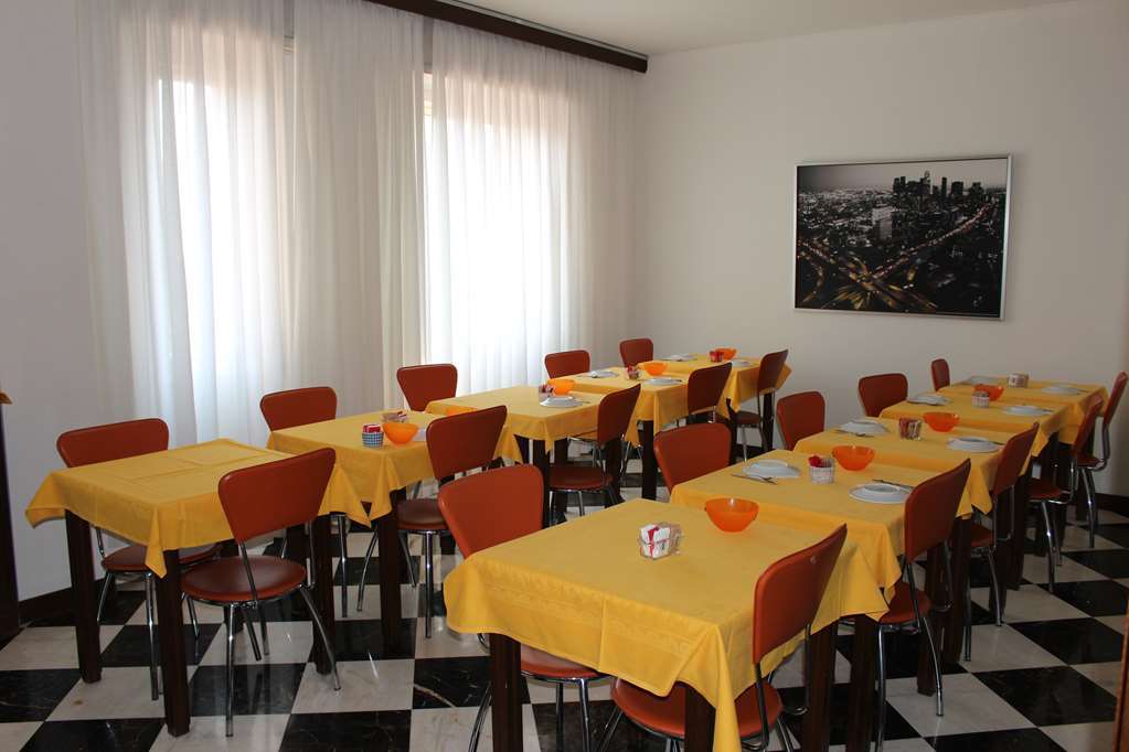 Hotel Fiesta Казалпустерлинго Ресторант снимка