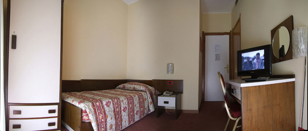 Hotel Fiesta Казалпустерлинго Екстериор снимка