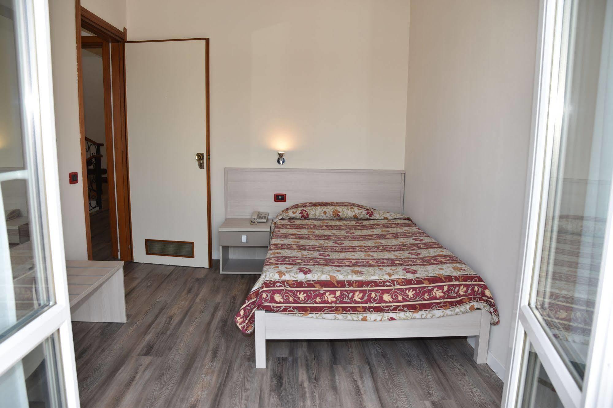 Hotel Fiesta Казалпустерлинго Екстериор снимка