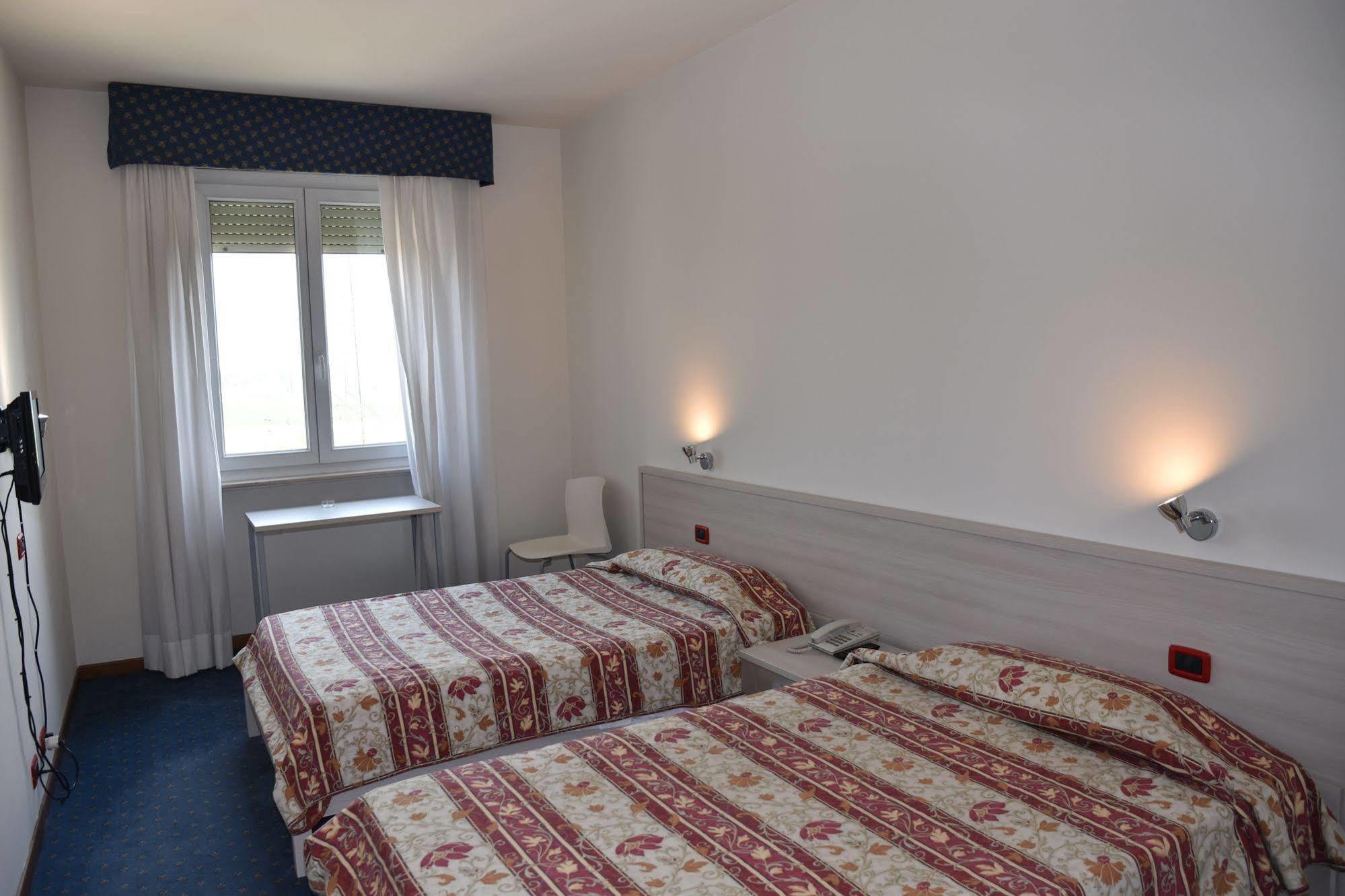Hotel Fiesta Казалпустерлинго Екстериор снимка