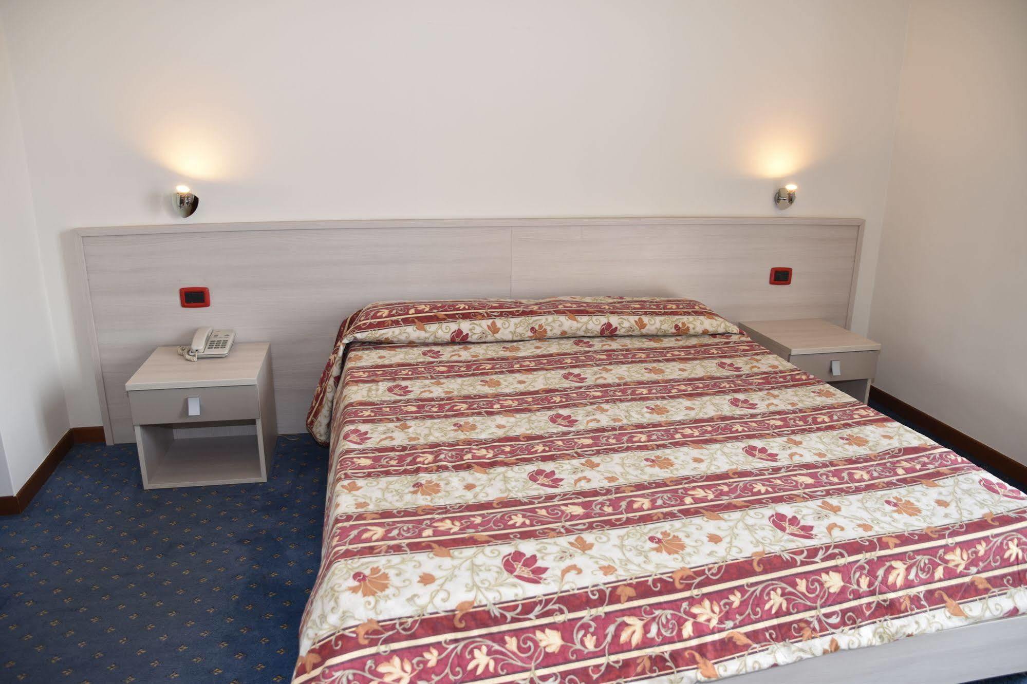 Hotel Fiesta Казалпустерлинго Екстериор снимка